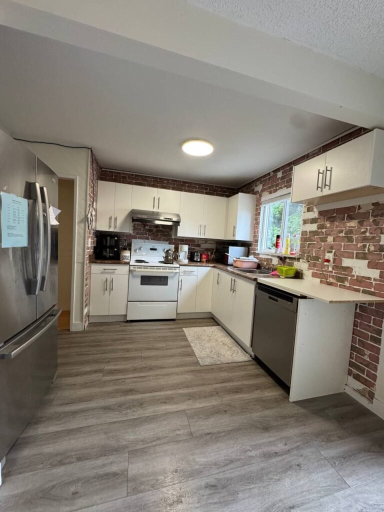 اتاق تمیز و دنج مبله برای اجاره. اجاره فقط به خانم. No pet. no smoke.