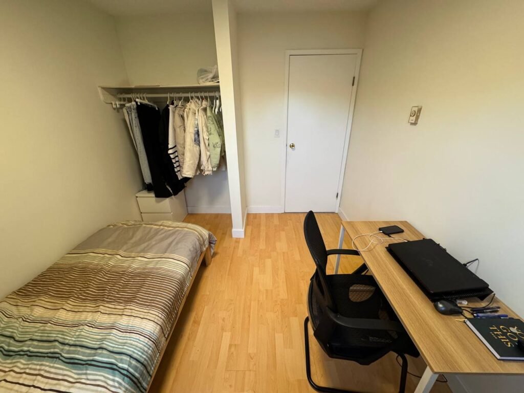 اتاق تمیز و دنج مبله برای اجاره. اجاره فقط به خانم. No pet. no smoke.